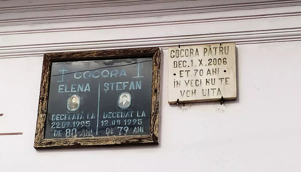 Cum păstrează oltenii de pe Dunăre memoria celor plecați. Morții nu pleacă niciodată cu totul