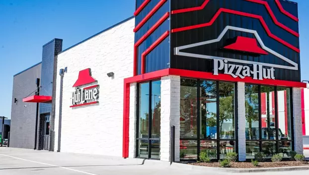 Pizza Hut este vândută pentru 2,7 miliarde dolari. Compania care deține brandul recunoaște că a pierdut lupta cu livrările de mâncare