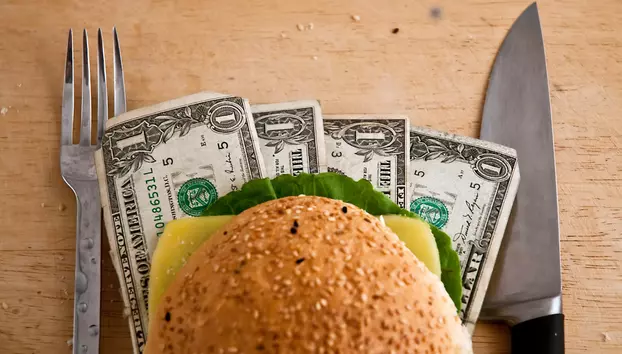 De ce se scumpesc alimentele. Prețul de la raft include costurile acumulate în fermă, fabrică, transport și magazin
