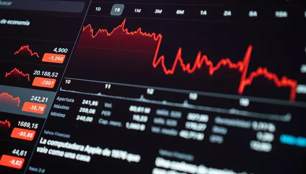Wall Street încheie săptămâna în scădere. Acțiunile producătorilor de cipuri au intrat pe o piață „bear”