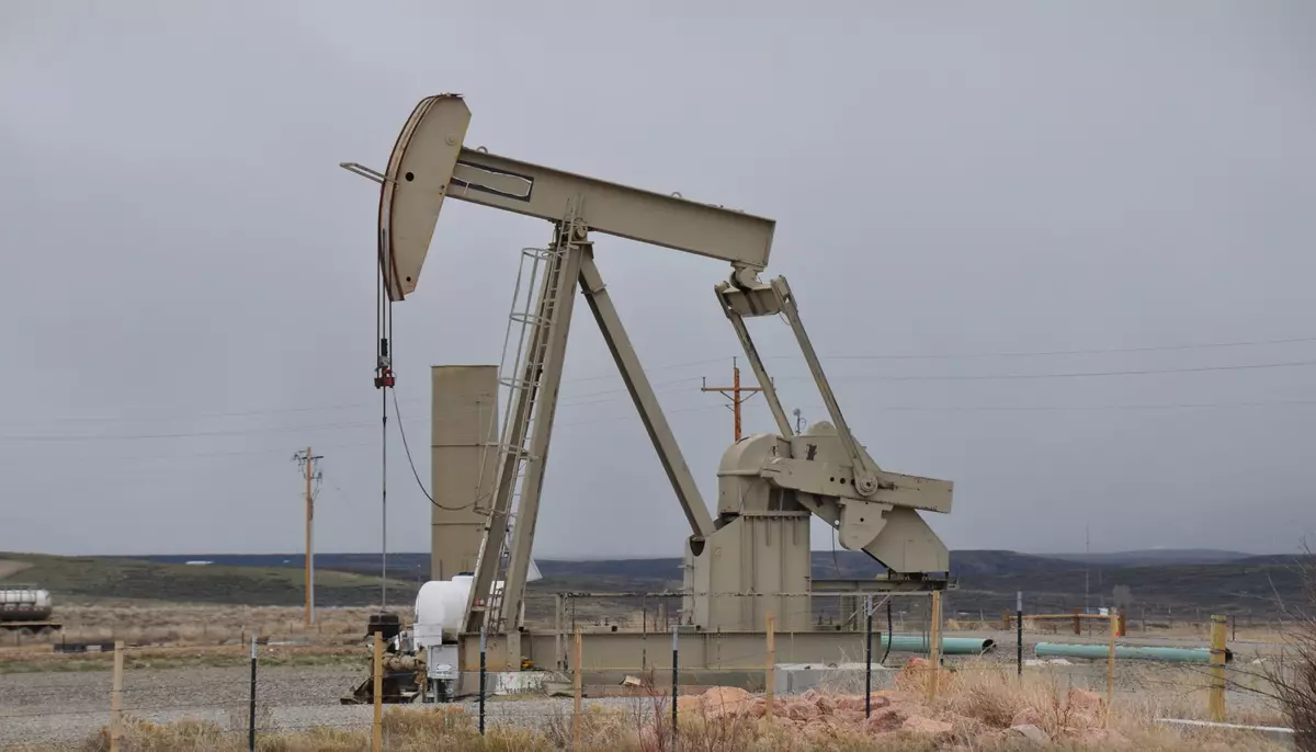 Petrolul scade cu aproape 3%. Cererea slabă bate, pentru moment, riscul din Strâmtoarea Hormuz