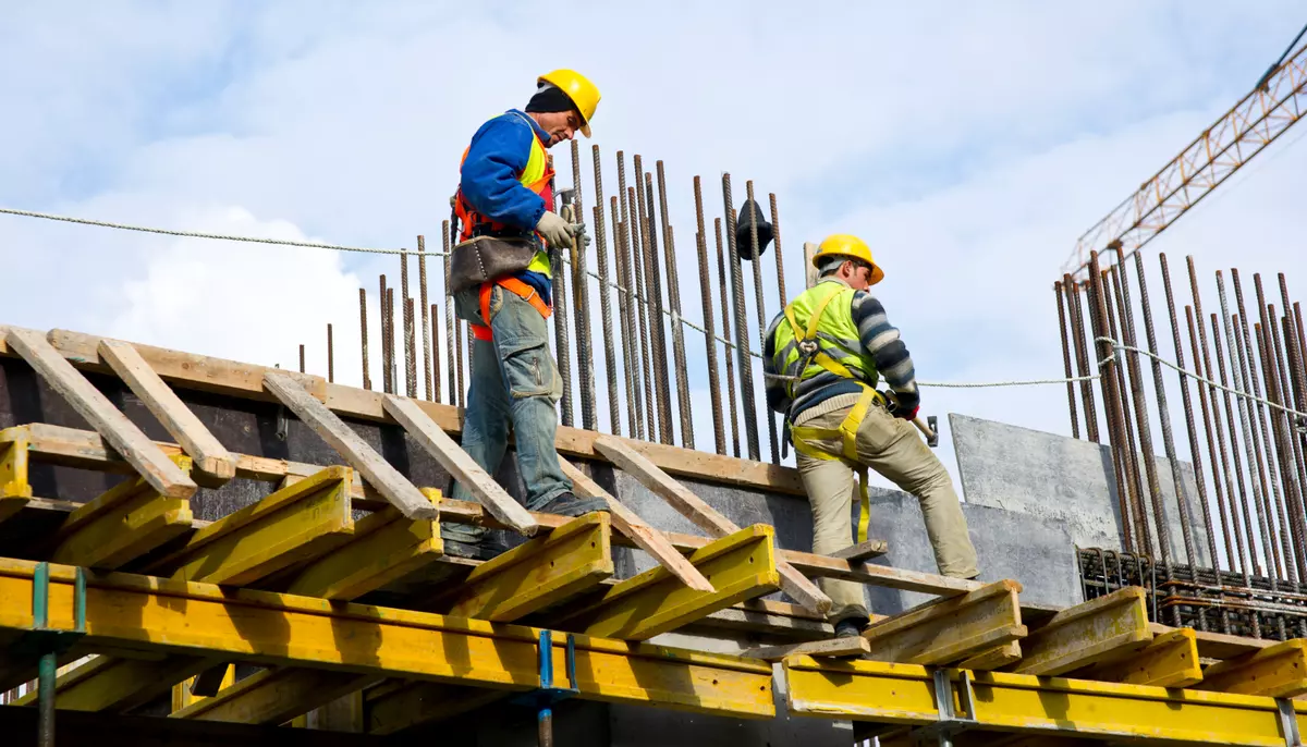 Sectorul construcțiilor continuă să crească. Locuințele noi au crescut cu peste 24%, dar materialele s-au scumpit