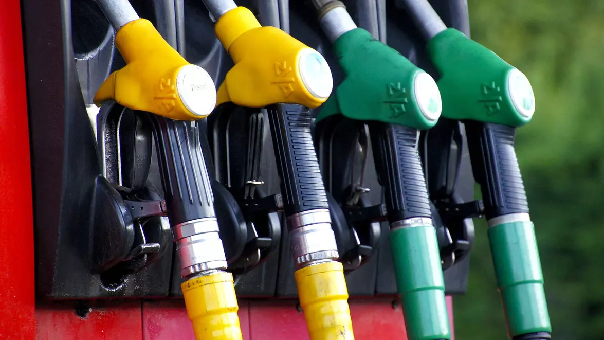 De ce prețul carburanților nu scade la fel de repede precum al petrolului? Barilul a scăzut cu 24% în ultima lună, motorina cu 3%