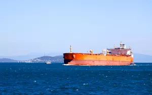 Petrolul urcă spre 84 de dolari. Planul Iranului pentru Hormuz reaprinde temerile de aprovizionare