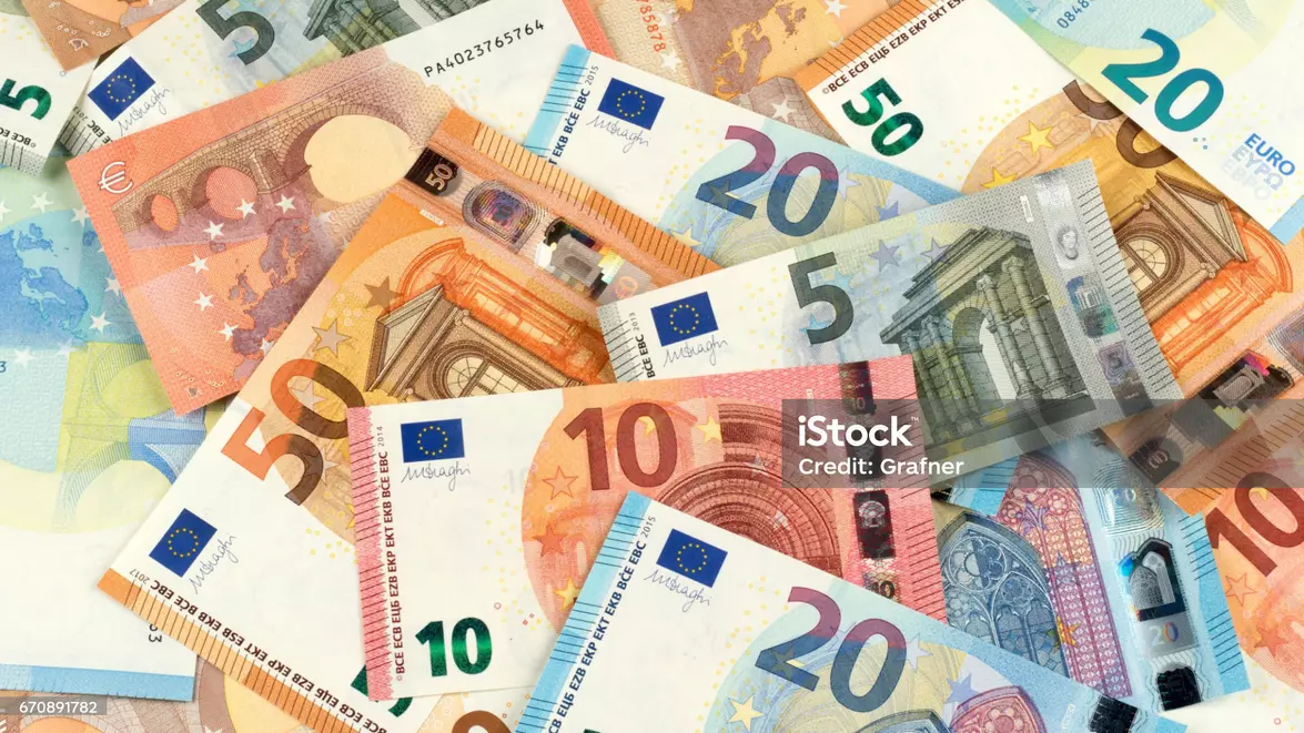 Uniunea Europeană va limita plățile mari în numerar începând cu 2027. Regula se va aplica și în România