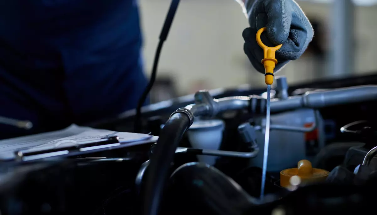 Marii producători auto schimbă formulele uleiurilor de motor, pentru a evita o criză. Materia primă s-a scumpit de aproape trei ori