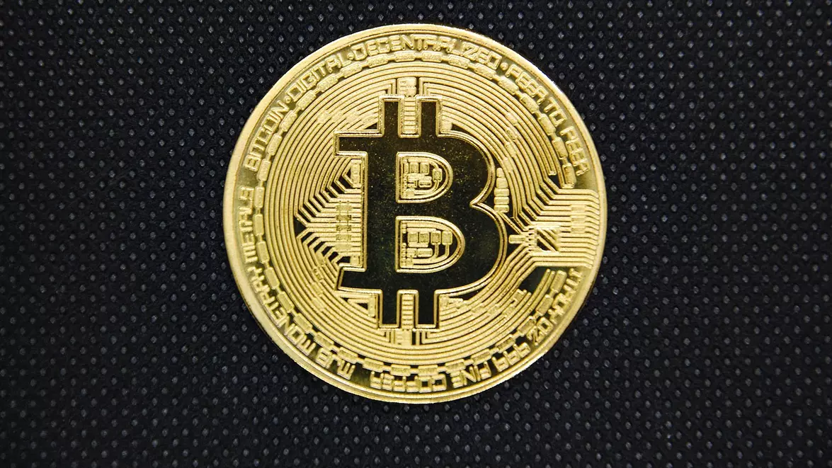 Bitcoin are un an dificil, cu o scădere de peste 50%. Traderii pariază pe continuarea declinului