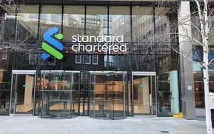 Banca britanică Standard Chartered mizează pe fonduri speculative în serviciile de administrare a averilor. Volatilitatea schimbă strategiile din sistemul financiar global 
