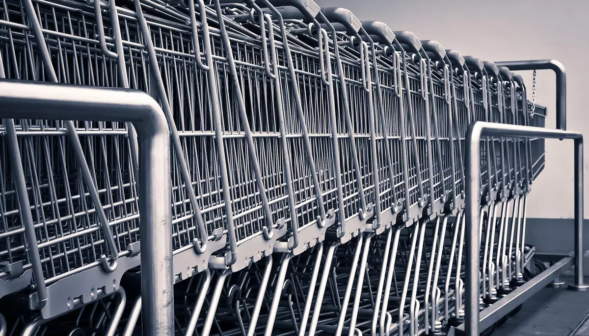 Retailul scade cu 5,6% în șase luni. Frâna consumului lovește PIB-ul, dar repară deficitele