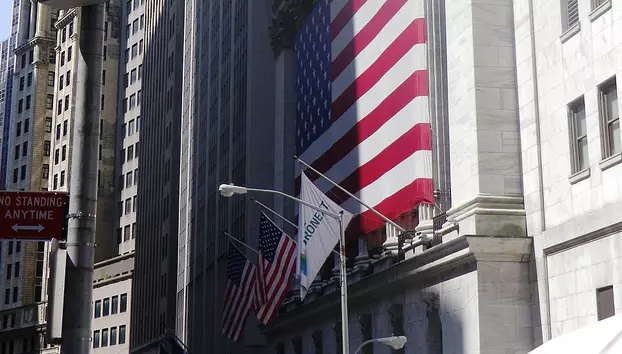 Scumpirea petrolului și creșterea randamentelor amenință avansul burselor americane. Investitorii se tem de presiuni tot mai mari asupra acțiunilor