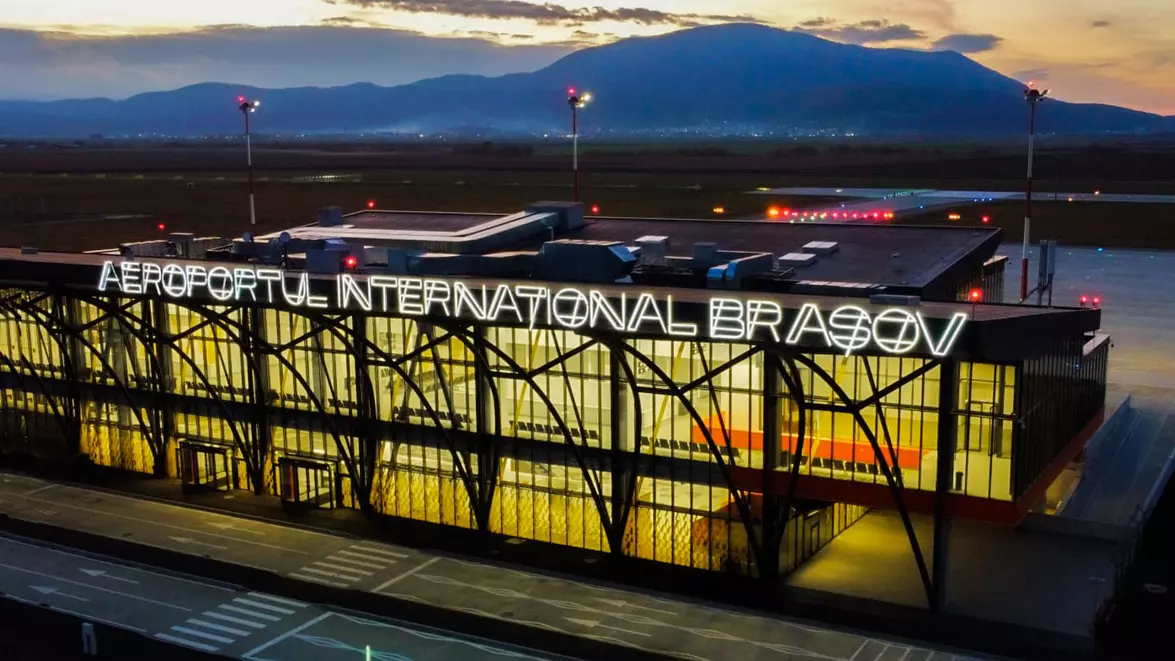 Aeroportul Brașov trece de 50.000 de pasageri într-o lună. Borna arată că proiectul începe să iasă din faza de test și intră în cea de scalare