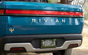 Rivian vinde acțiuni pentru a-și finanța dezvoltarea. Cotația companiei americane de mașini electrice a scăzut cu peste 10% 