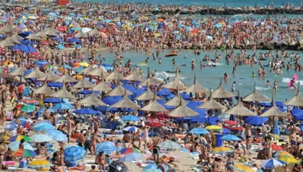 Peste 200.000 de turiști umplu litoralul românesc. Cu gradul de ocupare la 100%, industria spune că este un an dificil