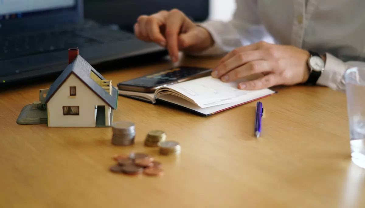 Cât costă cu adevărat un credit ipotecar în România. Suma plătită băncii la final poate fi de două ori mai mare decât prețul locuinței