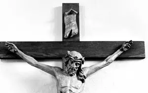 În Vinerea Mare este interzis să bați cuie, să coși sau să folosești cuțitul. Liniștea și gesturile capătă sensuri profunde