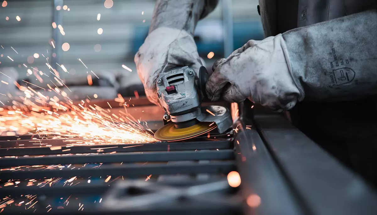 Industria auto europeană virează spre apărare. 7.000 de camioane comandate arată noua miză