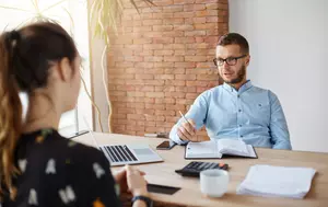 Cum îți negociezi salariul. O cerere bine pregătită valorează mai mult decât un simplu „vreau mai mult”