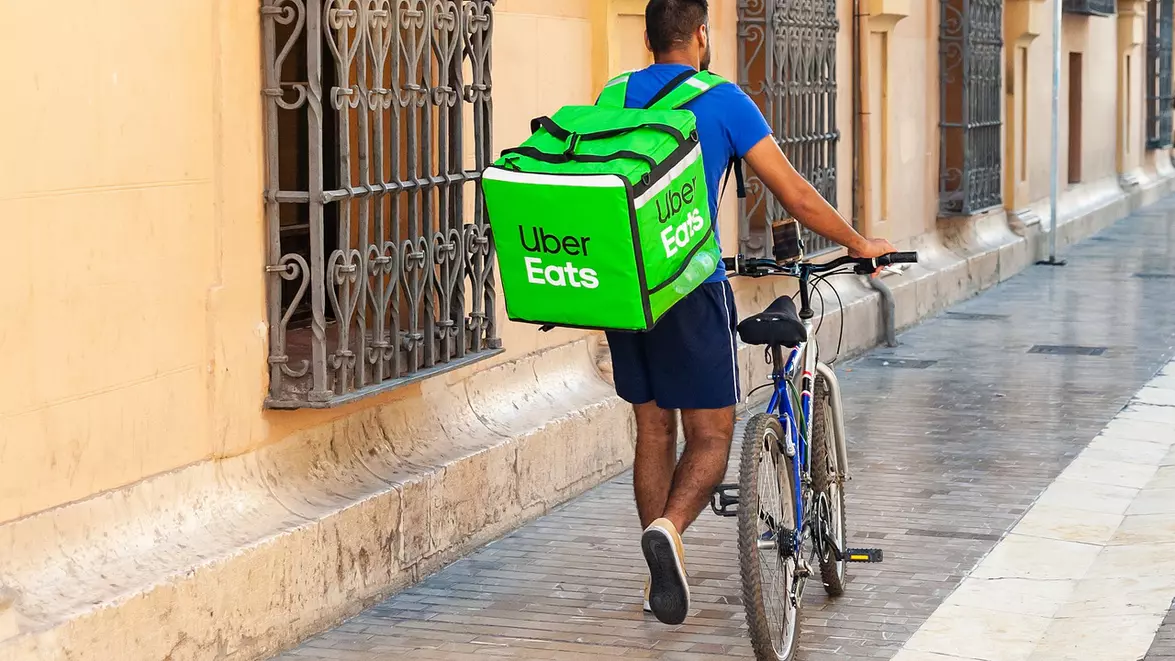 Uber suspendă extinderea livrărilor de mâncare în Europa. Compania de ride sharing intensifică eforturile de preluare a Delivery Hero