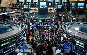 Bursa americană urcă la un nou record istoric. S&P 500 închide la 7.757,64 puncte