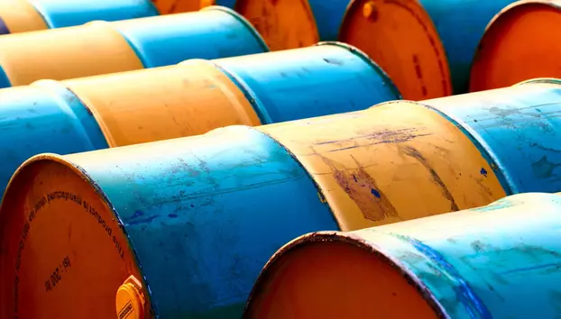 Petrolul urcă ușor după ce navele tranzitează din nou strâmtoarea Ormuz. Piața testează cât de solidă este pacea din Golf, în jurul a 70 dolari/baril