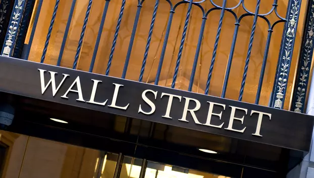 Wall Street scade ușor după recordul S&P 500. Vânzările slabe și petrolul mai scump sporesc temerile privind economia SUA