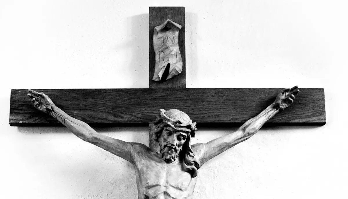 În Vinerea Mare este interzis să bați cuie, să coși sau să folosești cuțitul. Liniștea și gesturile capătă sensuri profunde