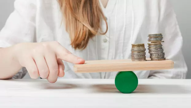 Creșteri salariale în martie 2026. IT-ul și industria tutunului rămân în top, însă salariile reale continuă să scadă